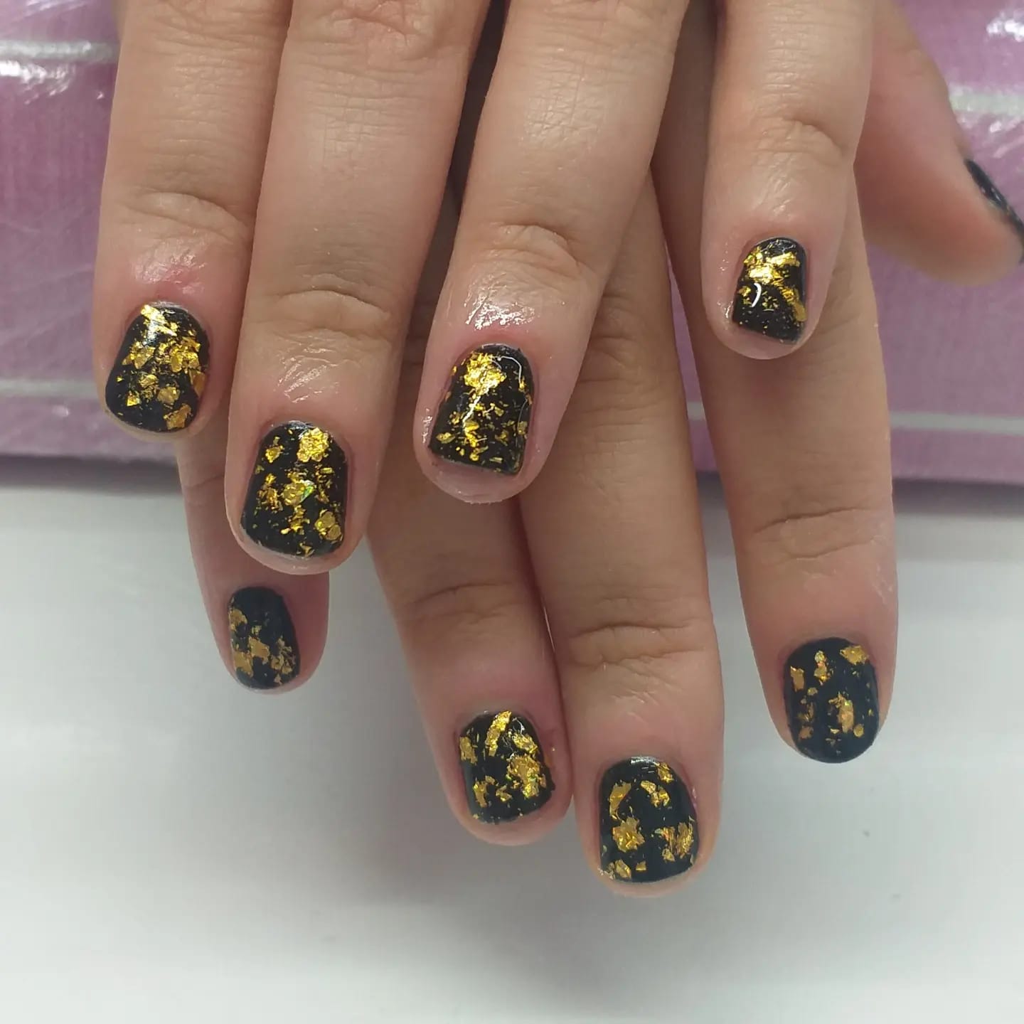Diseño de uñas con láminas doradas - Havana Nails Torrelavega